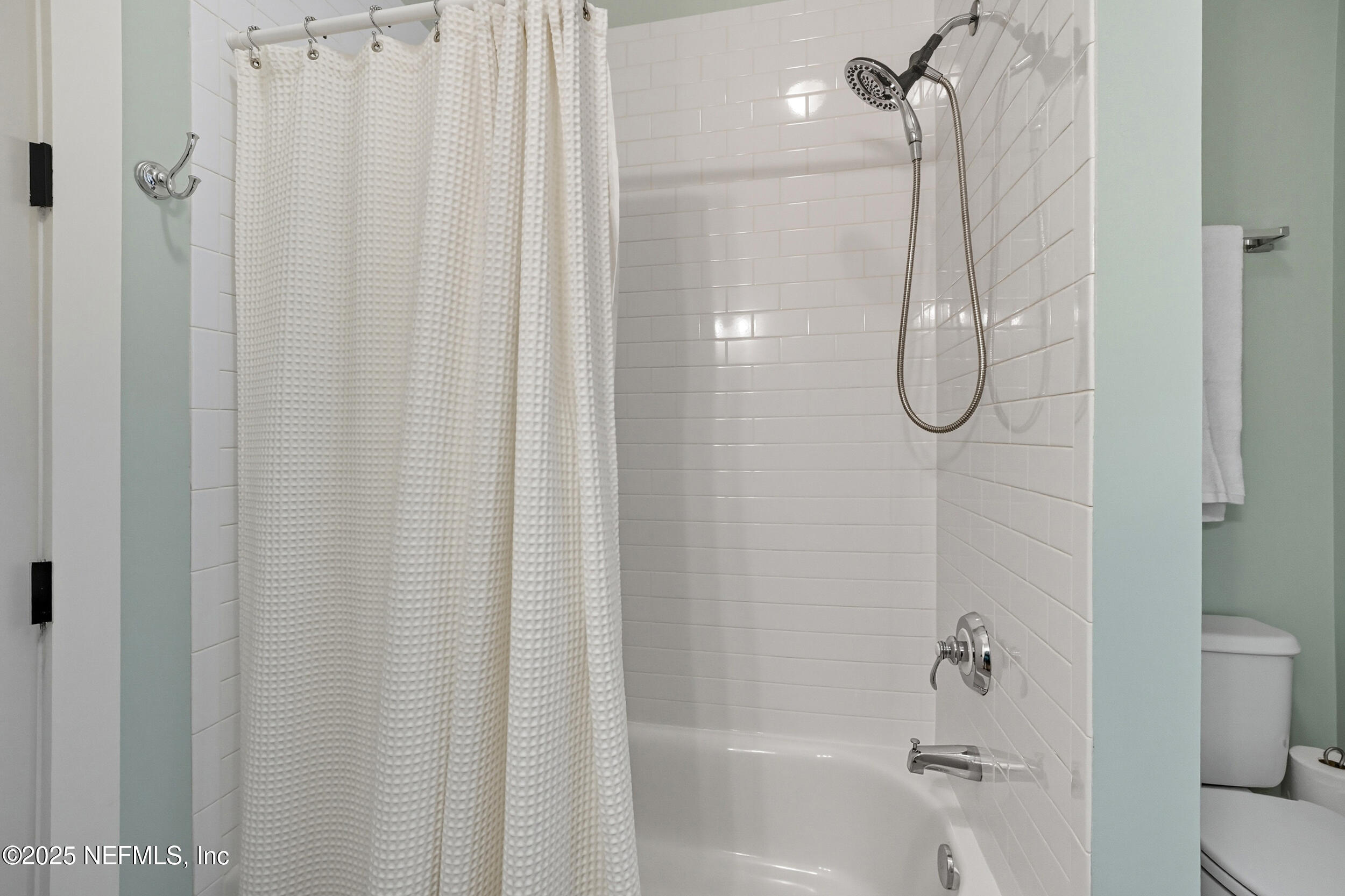 951 Paradise Circle Atlantic Beach, FL 32233 - Photo 13 of 76 a bathroom with a shower and a bath tub