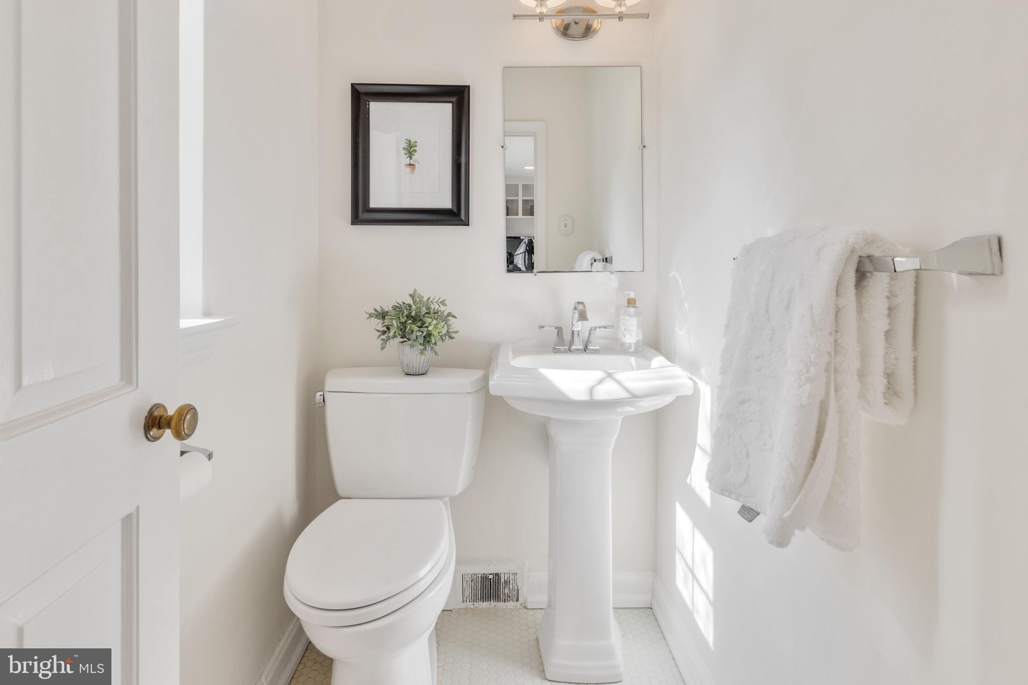 30 Crestline Road Wayne, PA 19087 - Photo 11 of 27 Powder Room