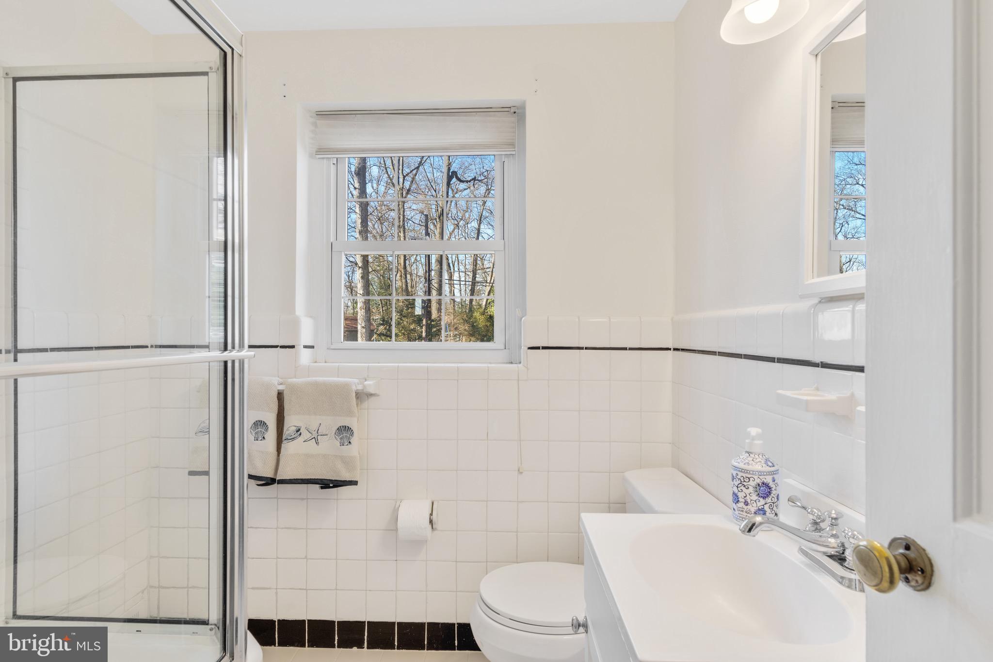 30 Crestline Road Wayne, PA 19087 - Photo 19 of 27 Upstairs Hall Bath