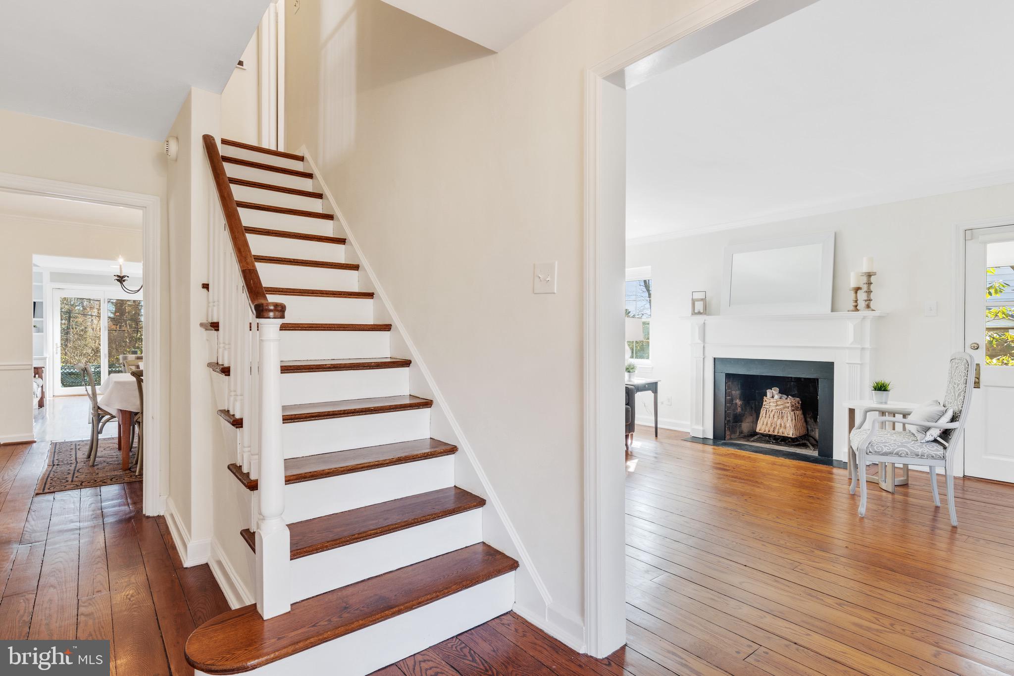 30 Crestline Road Wayne, PA 19087 - Photo 4 of 27 Foyer- Newly Refinished hardwoods