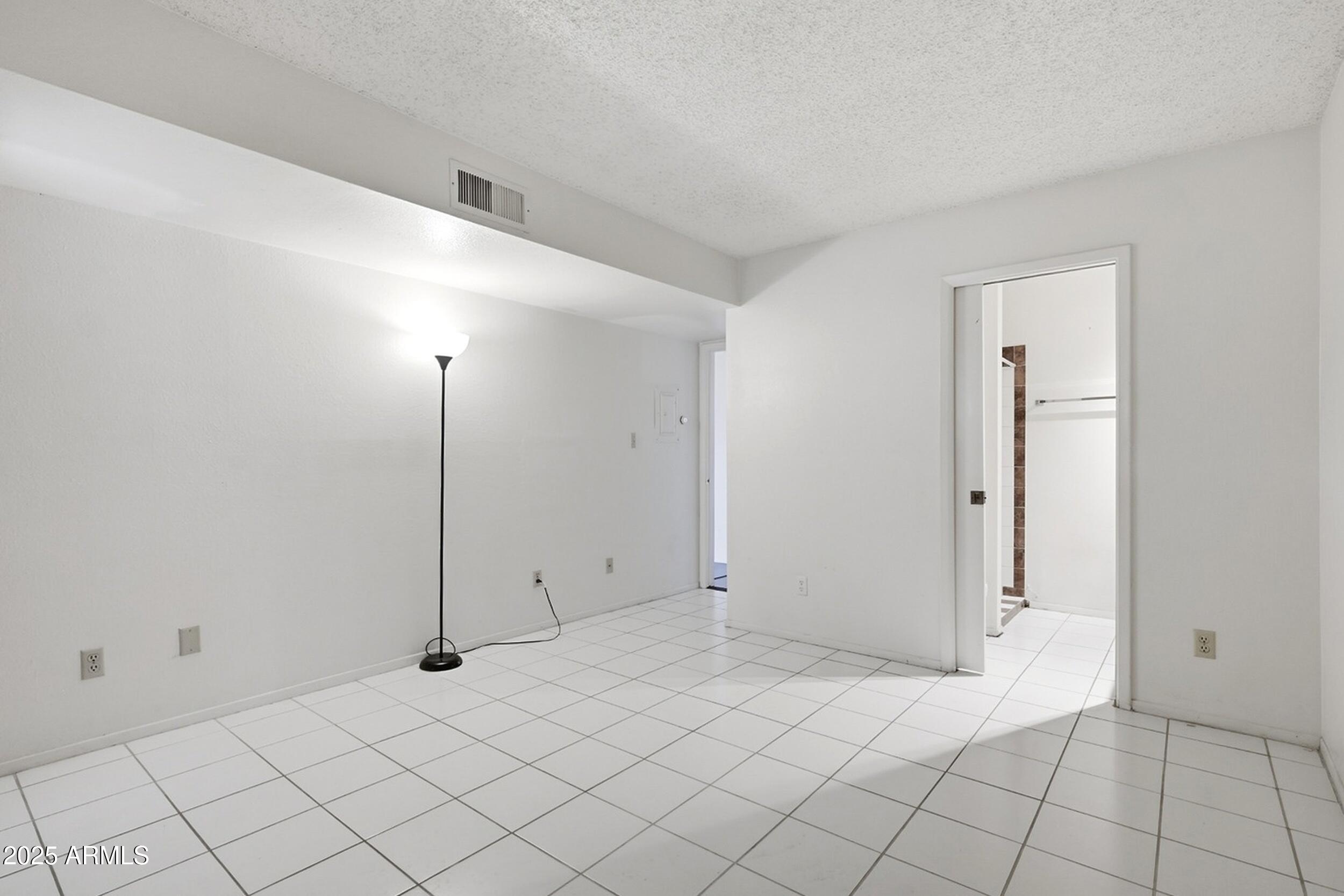 1831 East Kirkland Lane, Unit B Tempe, AZ 85288 - Photo 14 of 33 a view of an empty room