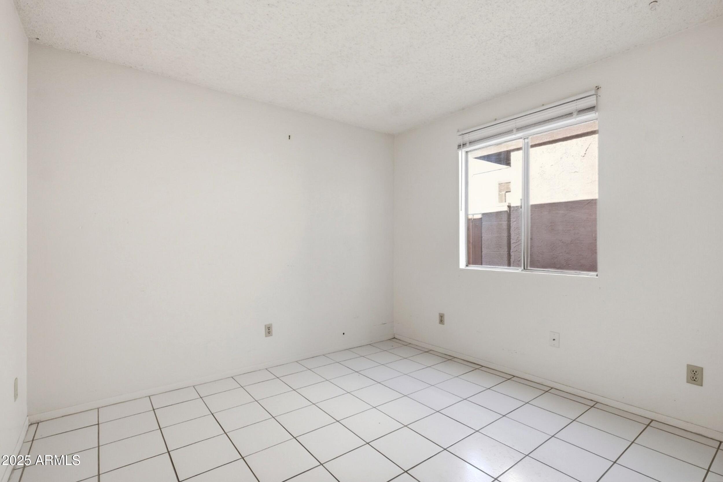 1831 East Kirkland Lane, Unit B Tempe, AZ 85288 - Photo 20 of 33 a view of an empty room and window