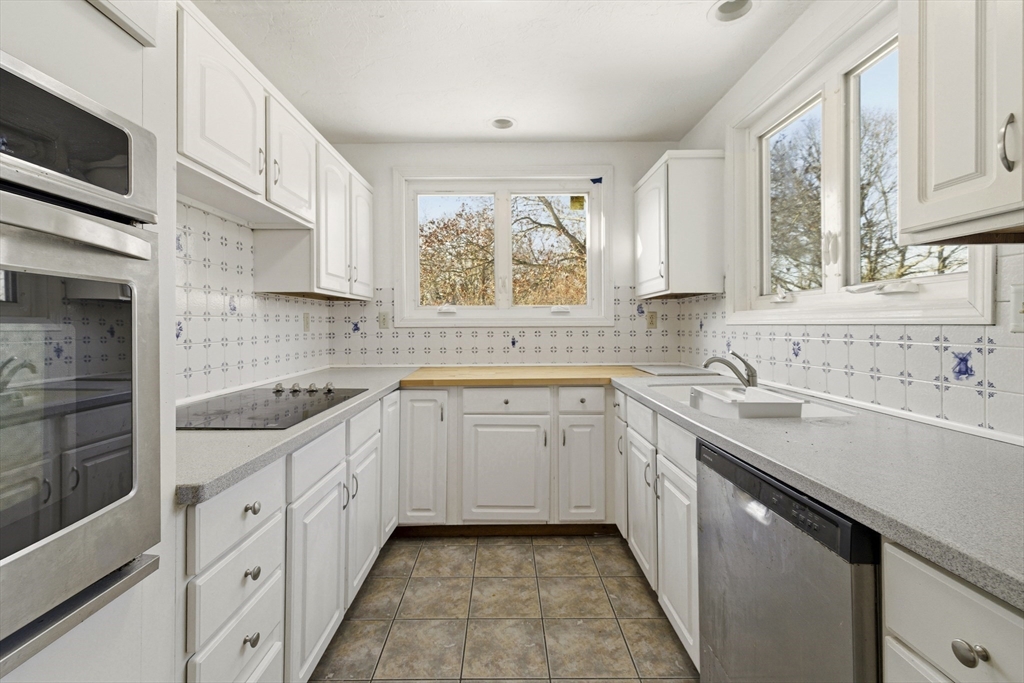 29 Williston Road Bourne, MA 02562 - Photo 3 of 34