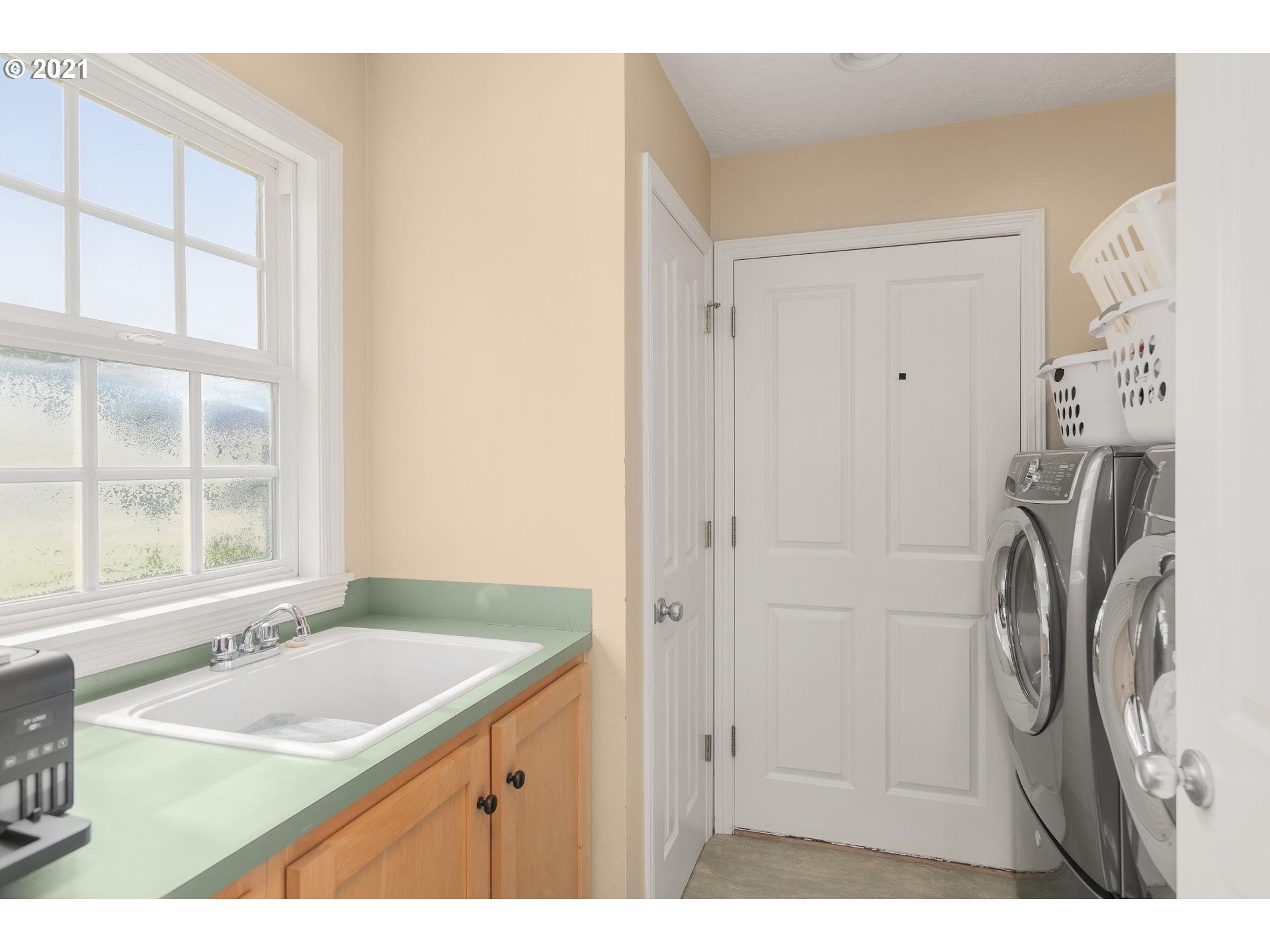 15620 Northwest Gillihan Road Portland, OR 97231 - Photo 18 of 29 a bathroom with a sink and a tub