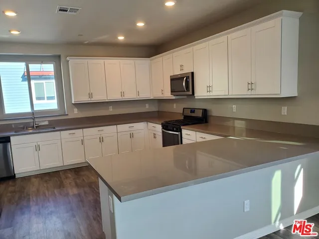 $1,195,000 | 757 Daniel Freeman Circle, Inglewood, CA 90301