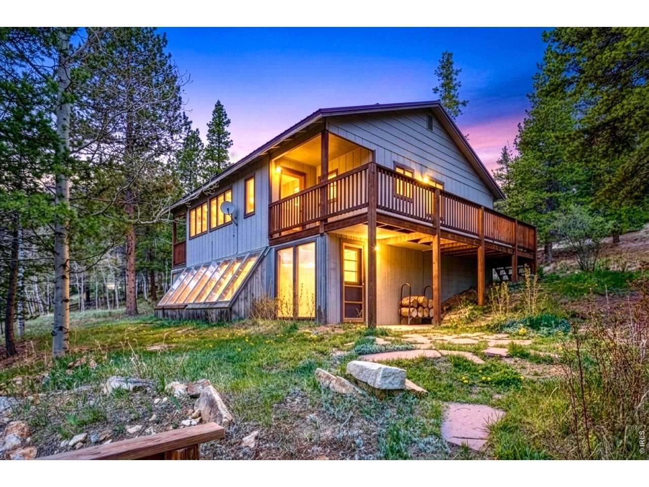 a view of an house with backyard and swimming pool