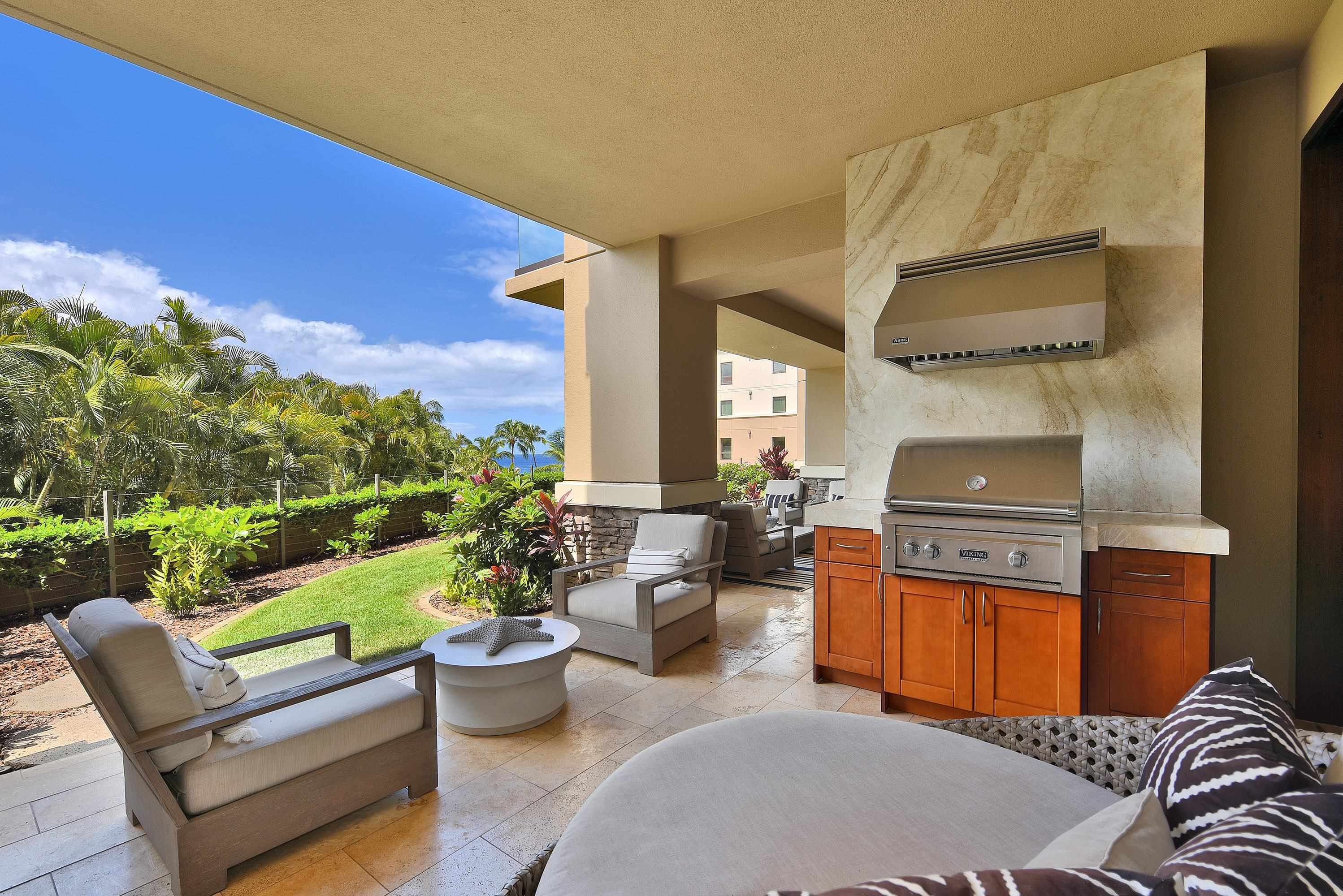 1 Bay Drive, Unit 5102 Lahaina, HI 96761 - Photo 31 of 50 a room with furniture and a potted plant