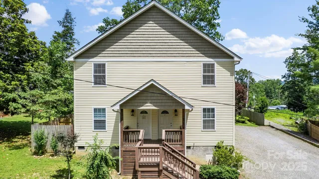 a view of a house with yard and plants