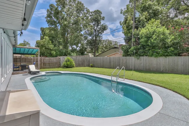 $299,900 | 502 Wildwood Drive, Seabrook, TX 77586