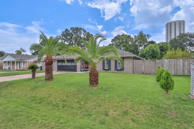 $299,900 | 502 Wildwood Drive, Seabrook, TX 77586