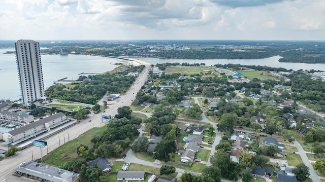 $299,900 | 502 Wildwood Drive, Seabrook, TX 77586