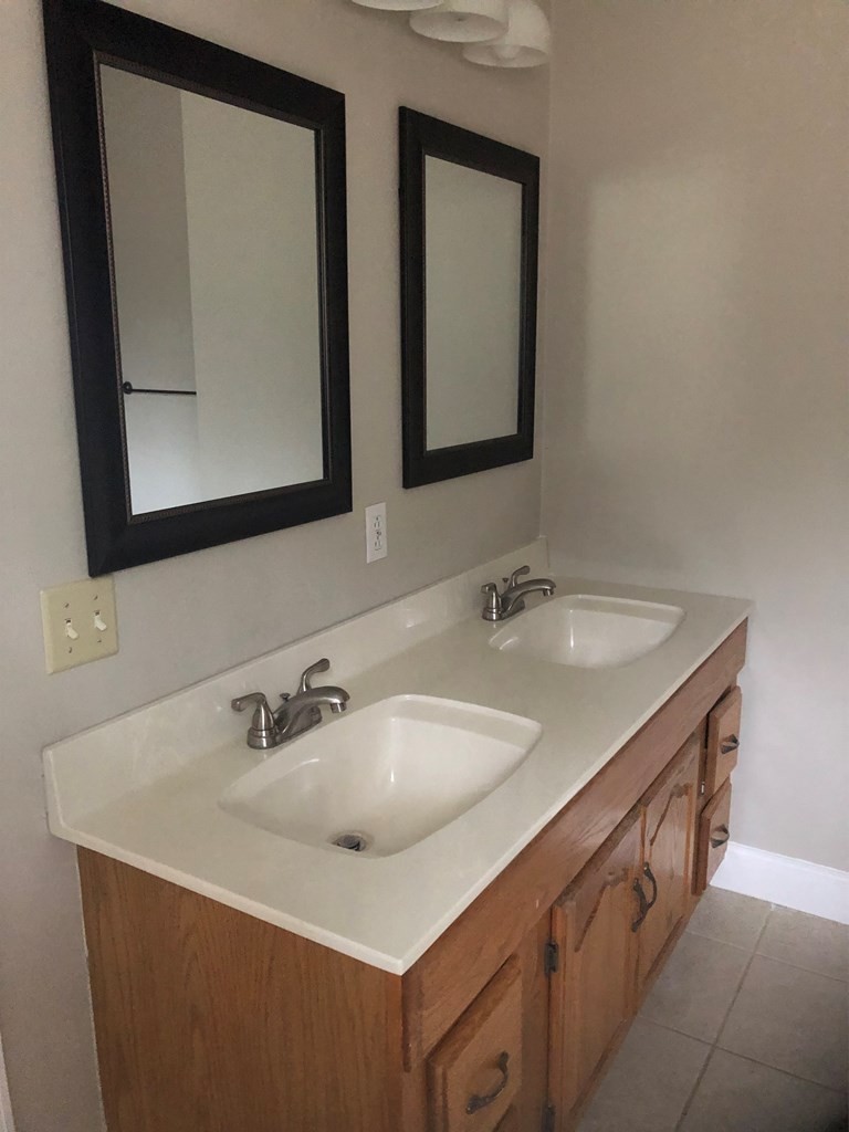 161 East Armuchee Road LaFayette, GA 30728 - Photo 20 of 20 a bathroom with 2 sink and a mirror