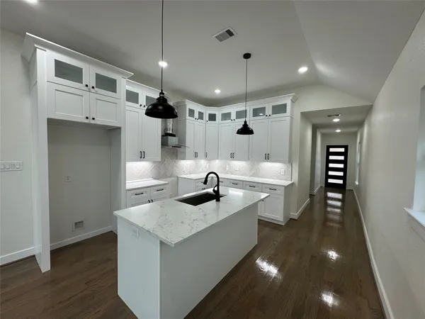 $2,999 | 923 Adele Street, Houston, TX 77009