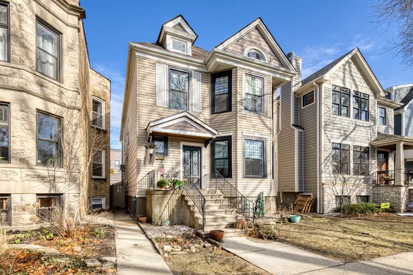 $2,000 | 3915 North Seeley Avenue, Unit 2, Chicago, IL 60618