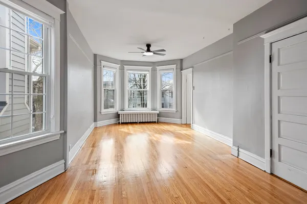 $2,000 | 3915 North Seeley Avenue, Unit 2, Chicago, IL 60618