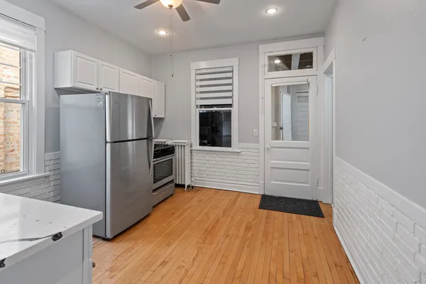 $2,000 | 3915 North Seeley Avenue, Unit 2, Chicago, IL 60618