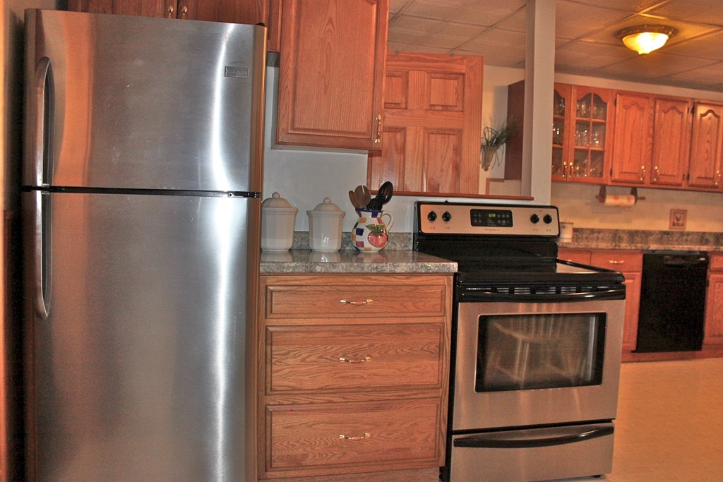 27 Ridgeway Avenue Westfield, MA 01085 - Photo 3 of 17 Gallery Image 3