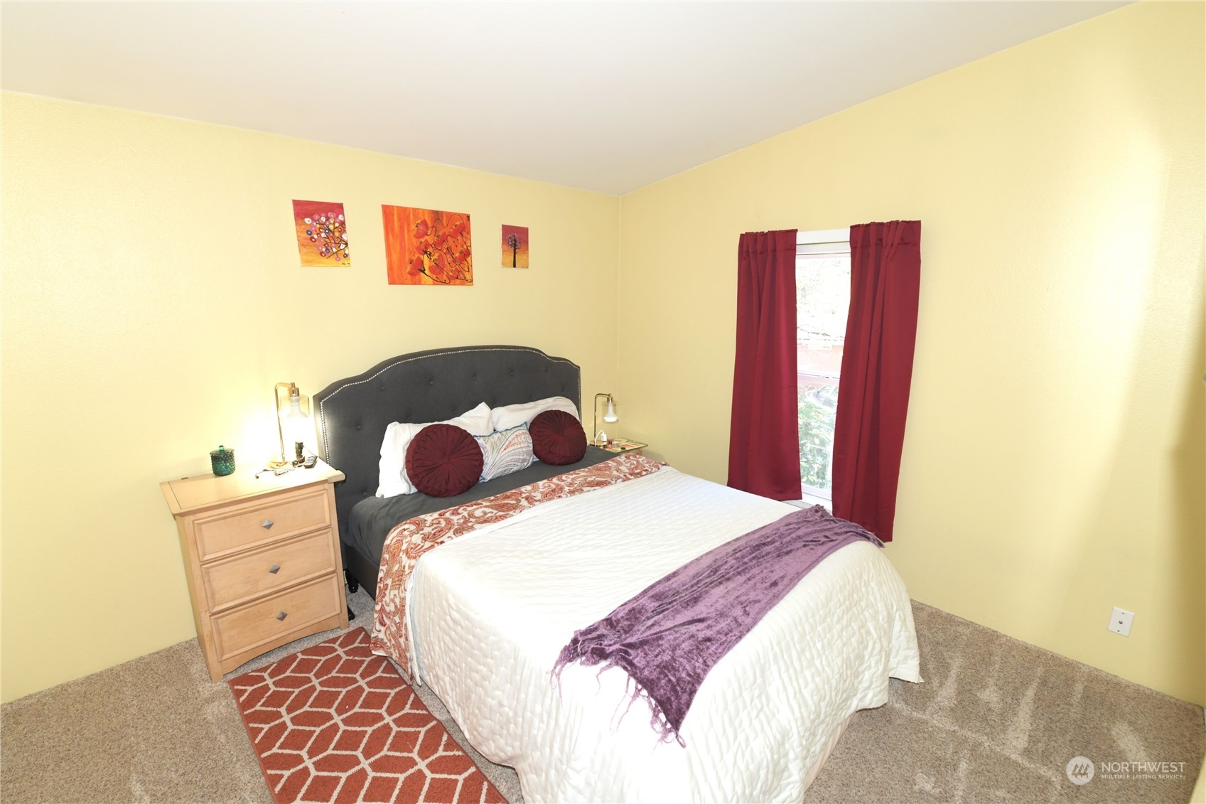 7701 Hardeson Road, Unit 54B Everett, WA 98203 - Photo 5 of 15 a bedroom with a bed and a cabinets