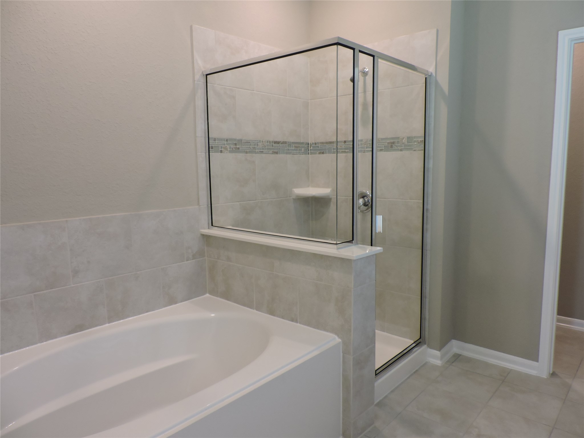 1102 Upton Court Conroe, TX 77304 - Photo 14 of 30 a bathroom with a bathtub