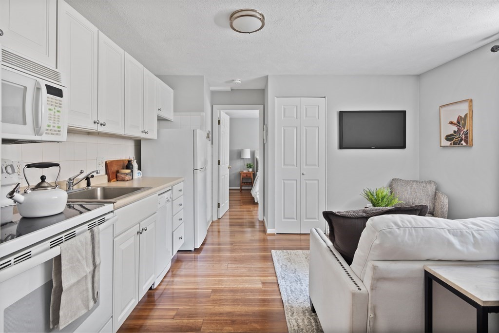 295 Main Street, Unit 3 Reading, MA 01867 - Photo 4 of 17 Gallery Image 4