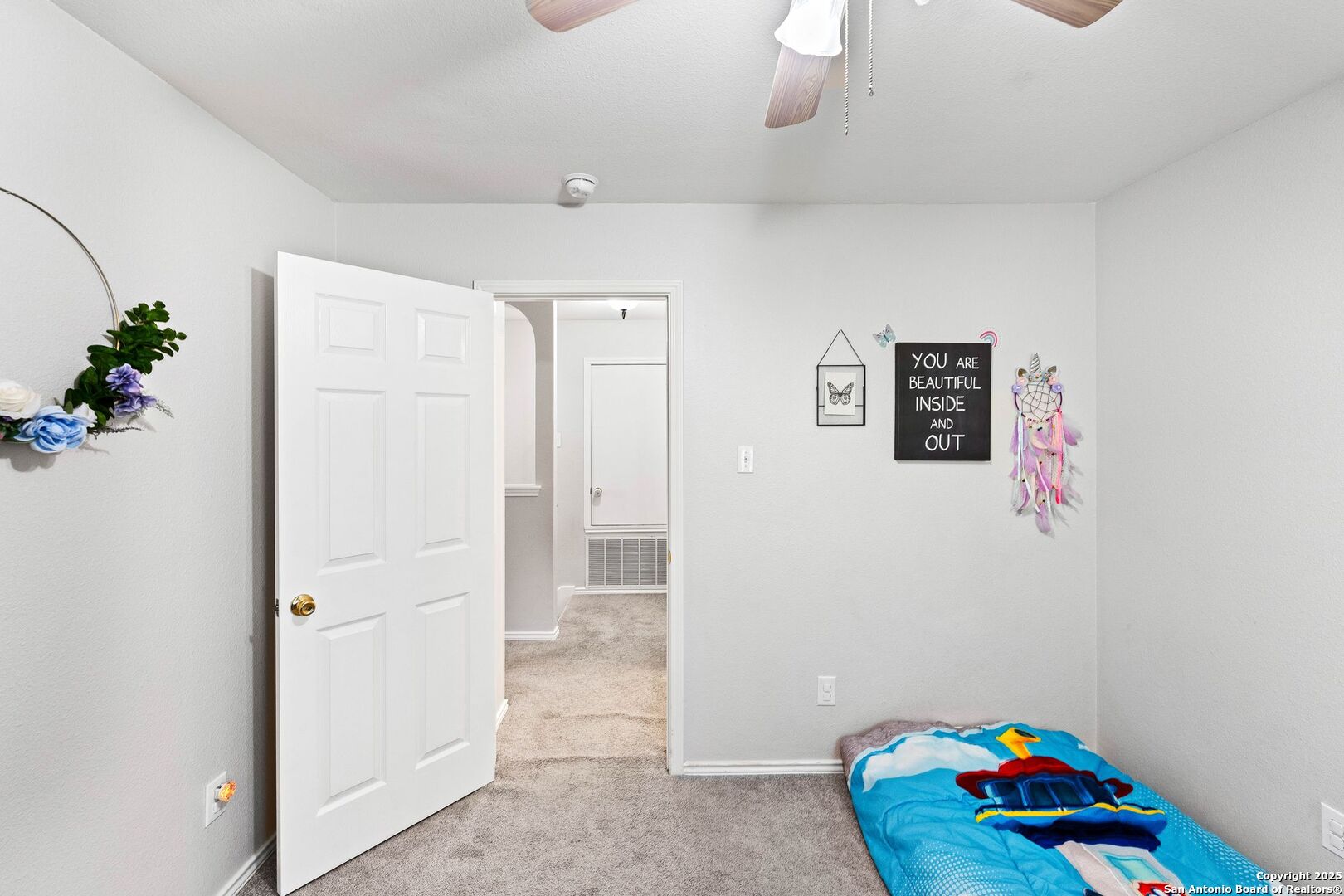 10611 Apple Spring Universal City, TX 78148 - Photo 14 of 29 a room with painting and a potted plant