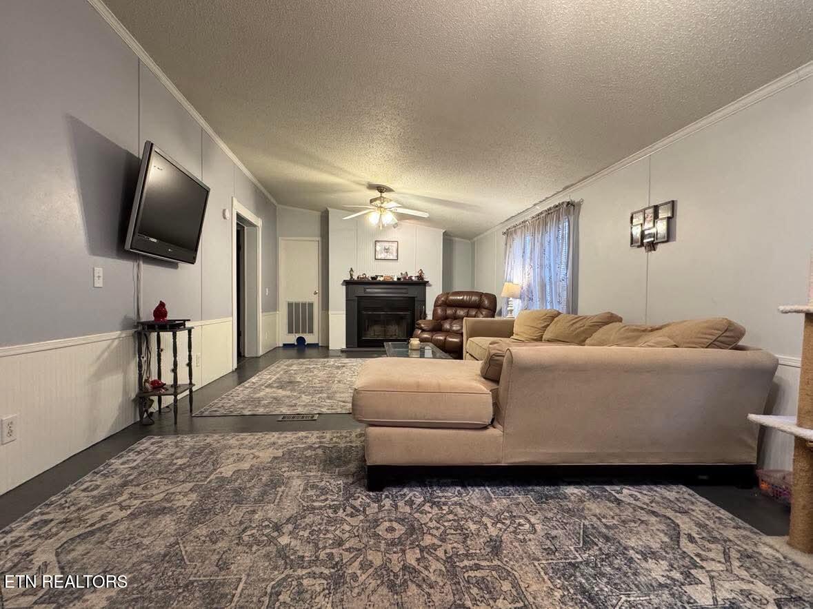 3200 Hubbard Road Loudon, TN 37774 - Photo 19 of 36 Living room