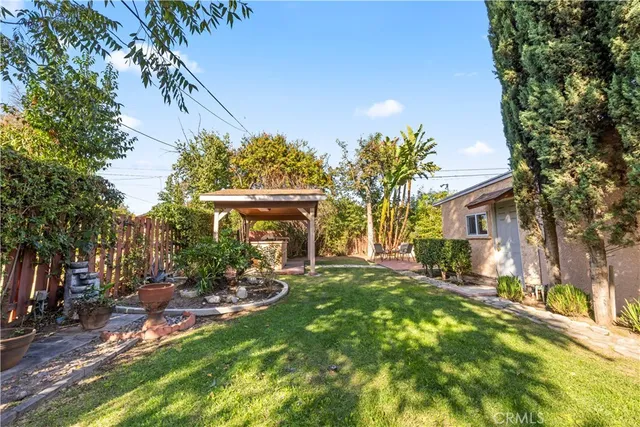a view of a house with backyard and sitting area