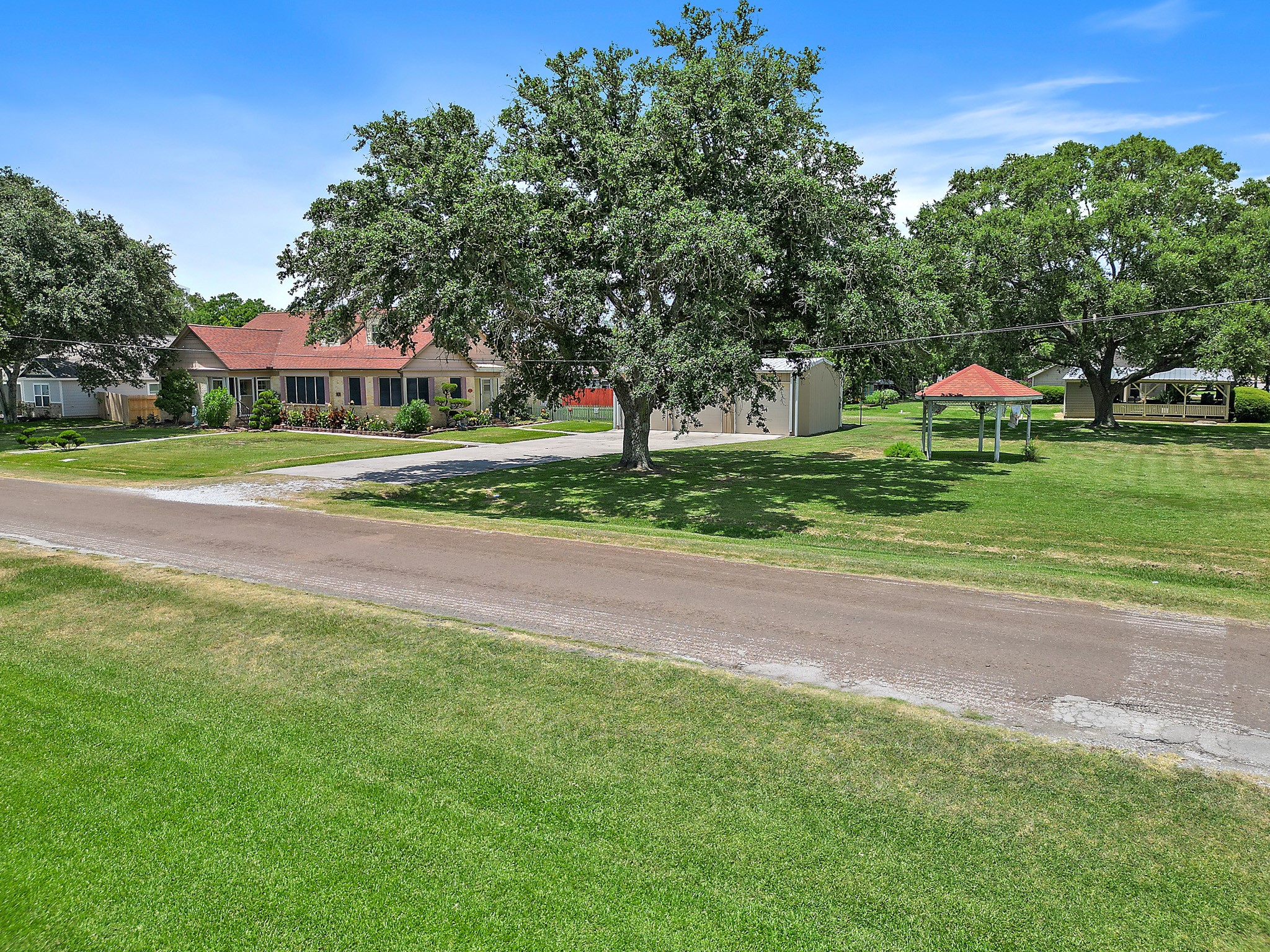 405 Park Street Anahuac, TX 77514 - Photo 30 of 37 Another view of the spacious yard!