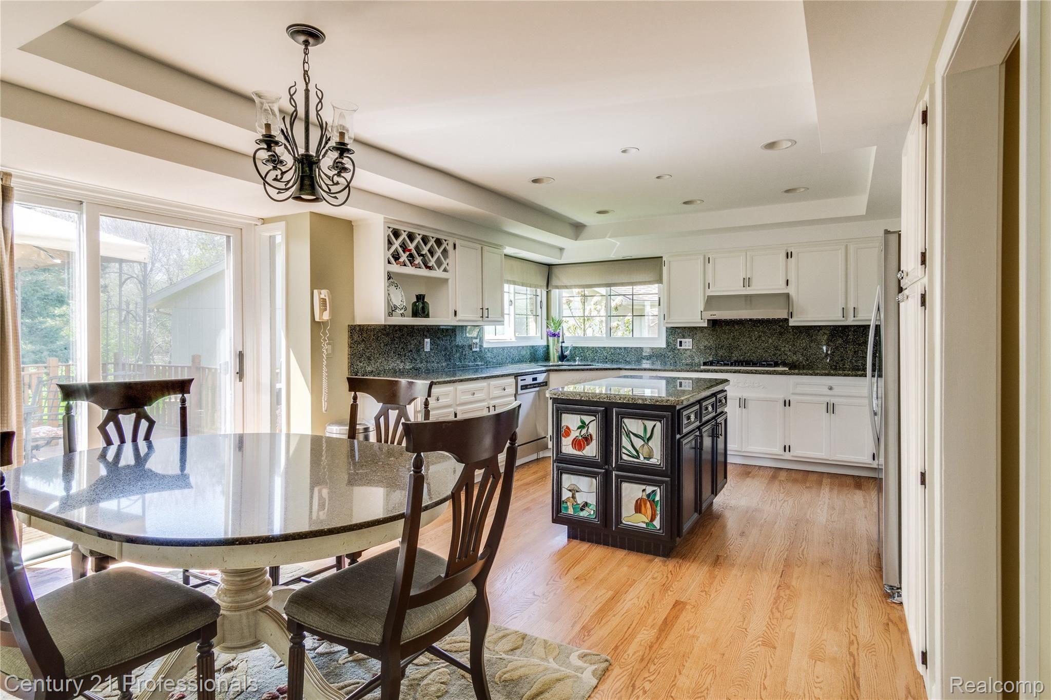 571 Augusta Drive Rochester, MI 48309 - Photo 11 of 42 Kitchen Dining