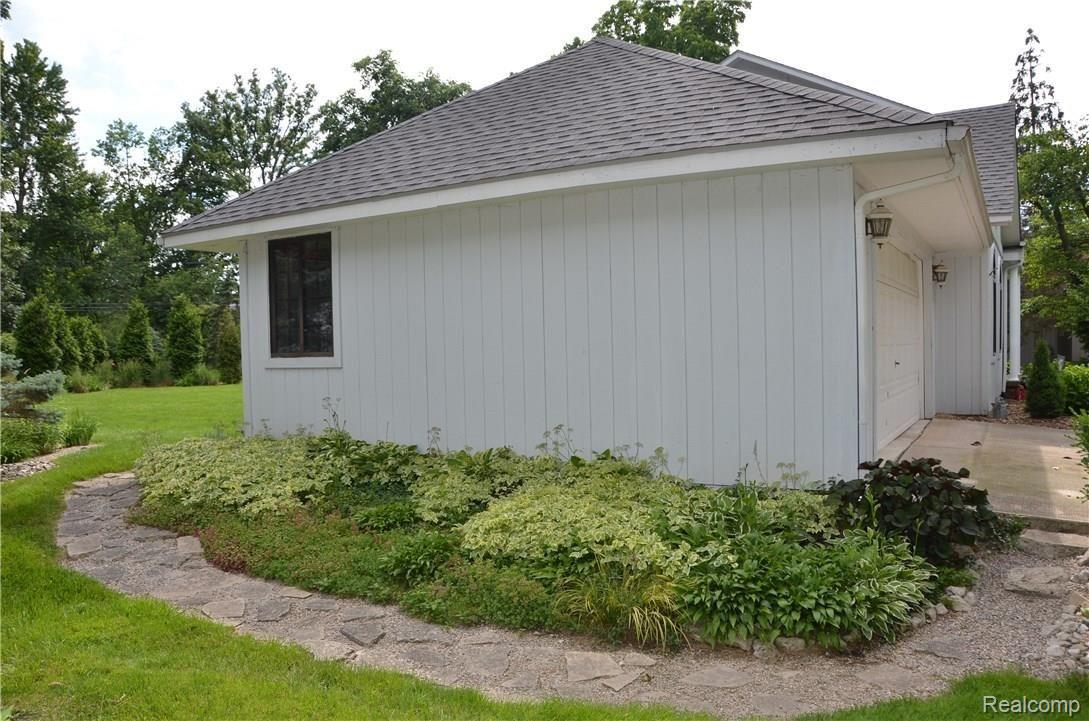 8945 Lake Road Grosse Ile, MI 48138 - Photo 7 of 36 DSC_3333.JPG