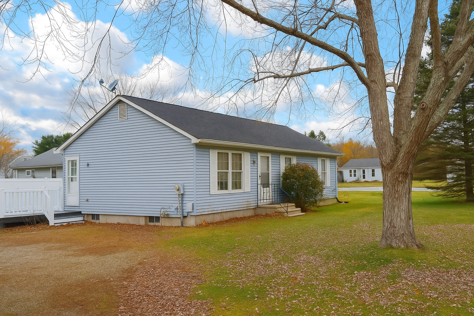 a view of a house with back yard