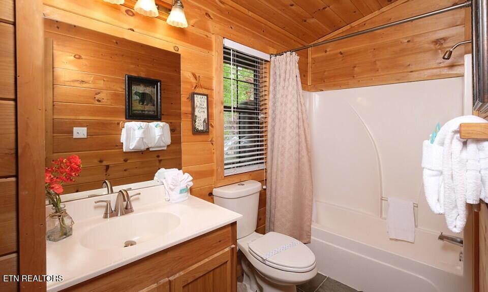 623 Iron Mountain Road Pigeon Forge, TN 37863 - Photo 17 of 45 pigeon-forge-cabin-rocky-top-bathroom-3