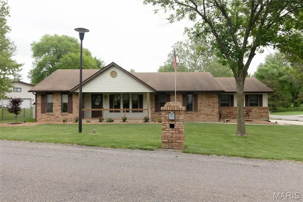 $280,000 | 708 Riviera Circle, Edwardsville, IL 62025