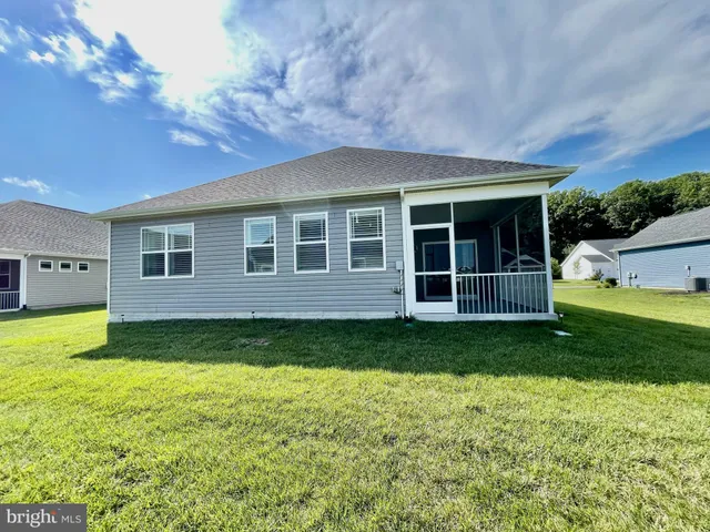 a view of a house with backyard and garden