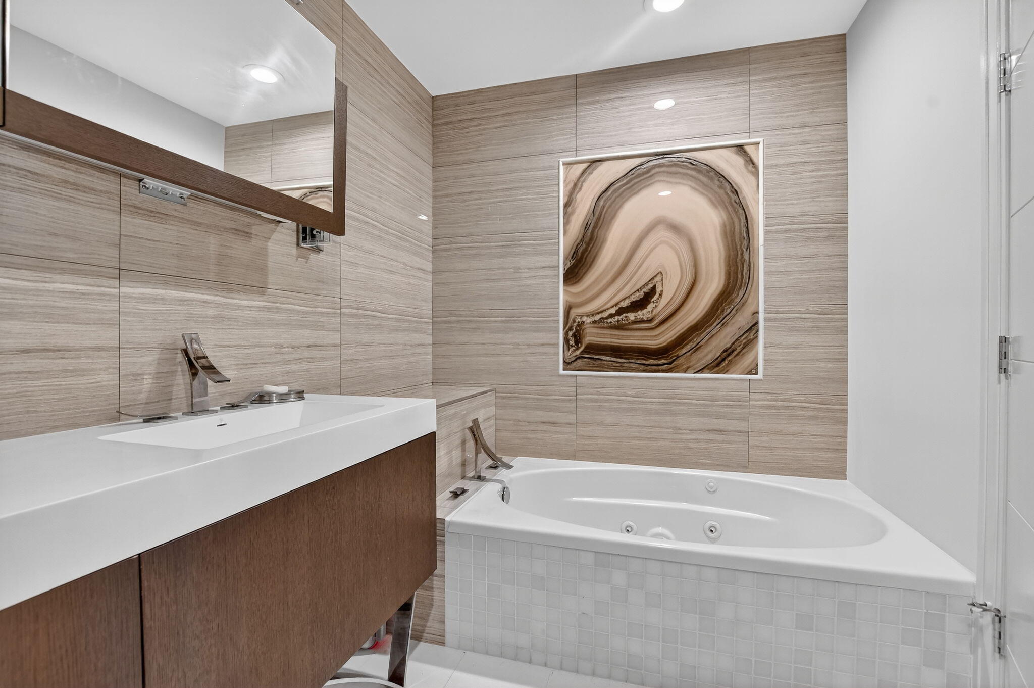 7535 La Paz Boulevard, Unit 105 Boca Raton, FL 33433 - Photo 26 of 54 a bathroom with a sink a bathtub and a mirror