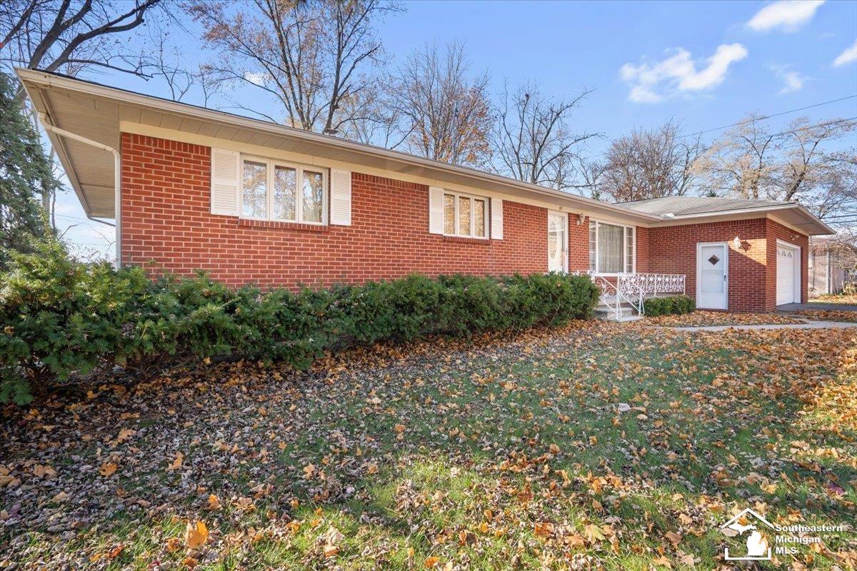 33 Calvin Street Monroe, MI 48162 - Photo 4 of 35 50194605-eea7e8ab-e51e-4a6f-a5ad-c712a6f59cbb.JPG