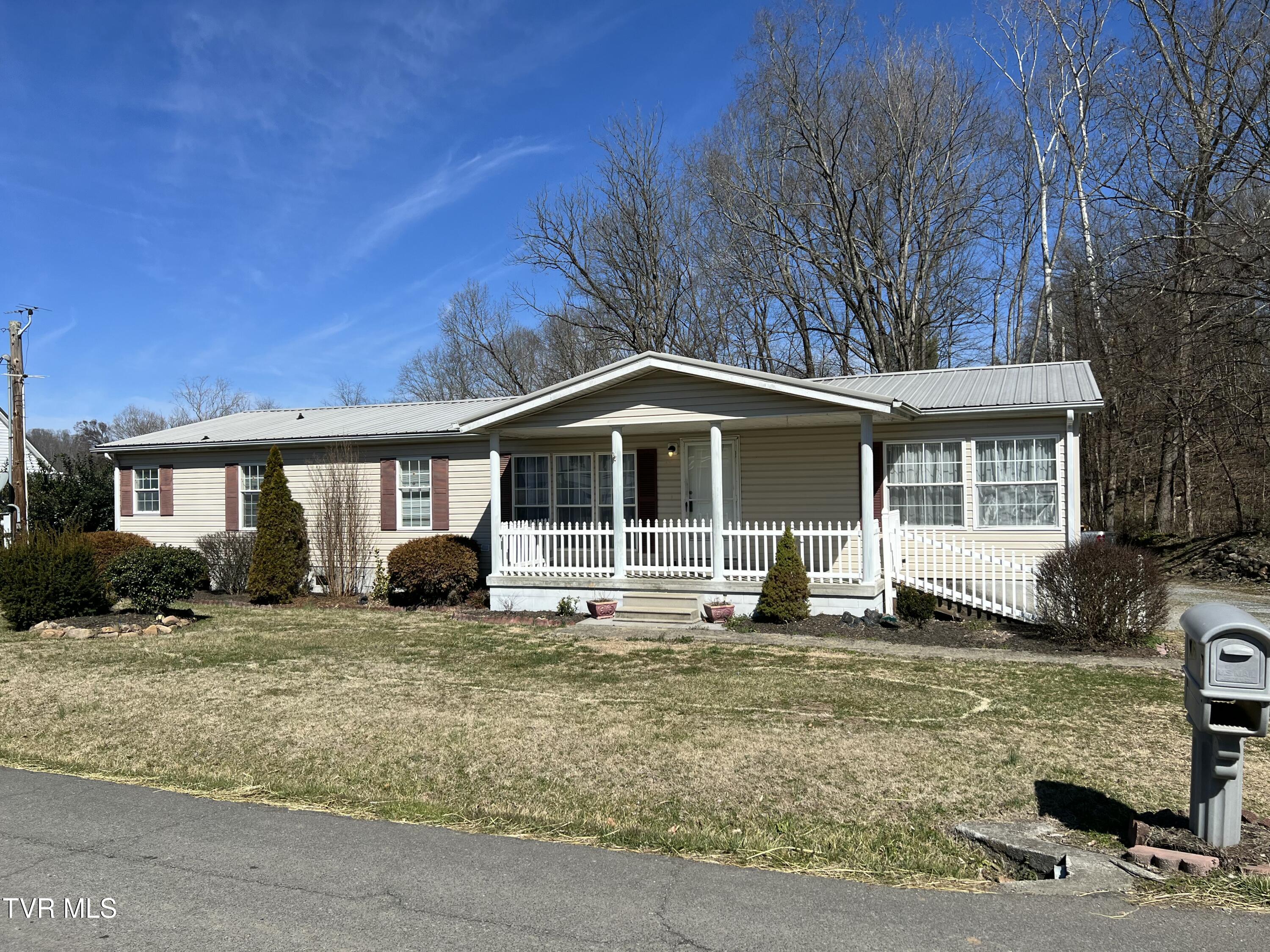 106 Jim Elliott Road Elizabethton, TN 37643 - Photo 1 of 19 IMG_1050