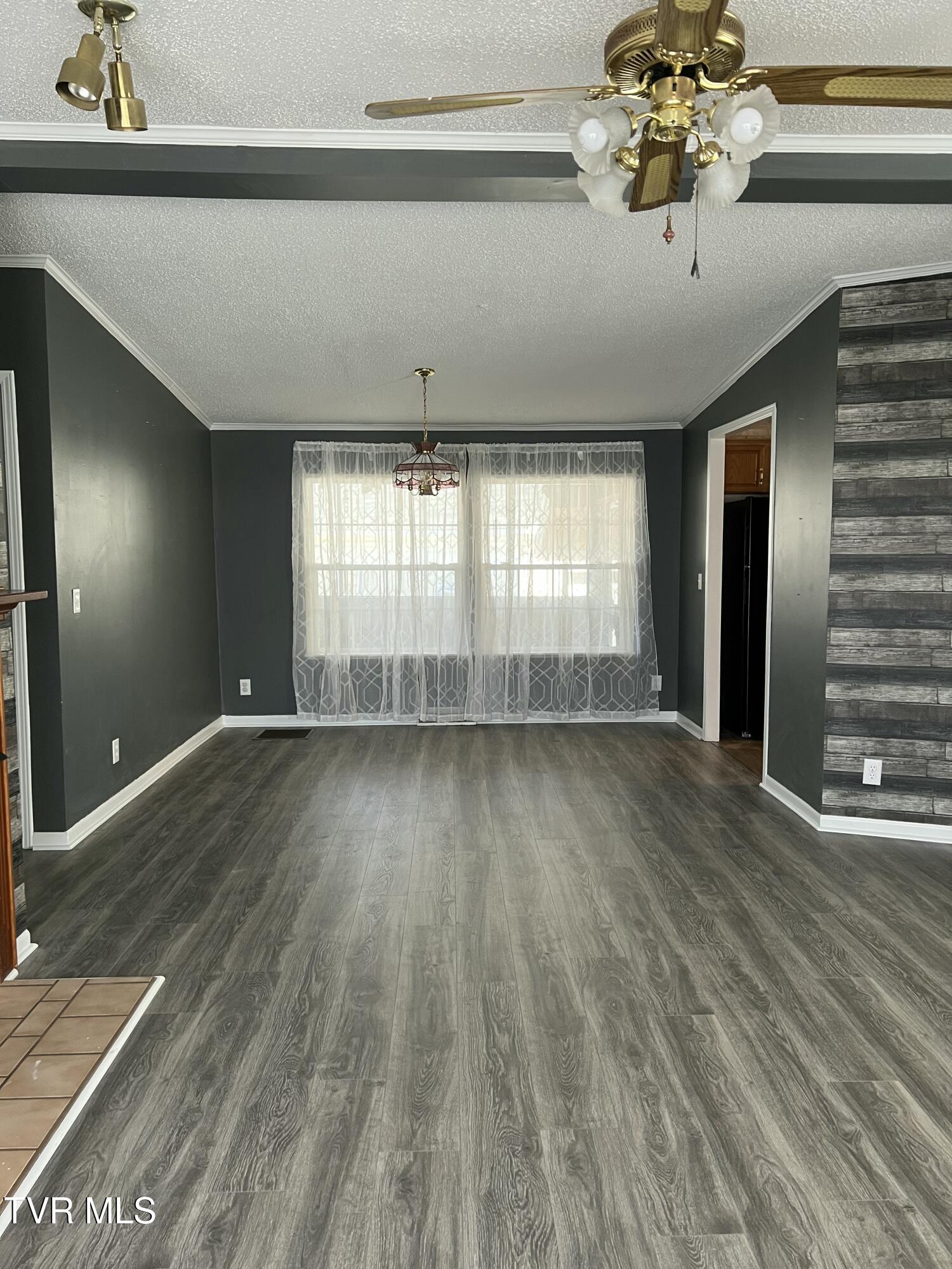 106 Jim Elliott Road Elizabethton, TN 37643 - Photo 2 of 19 IMG_1056