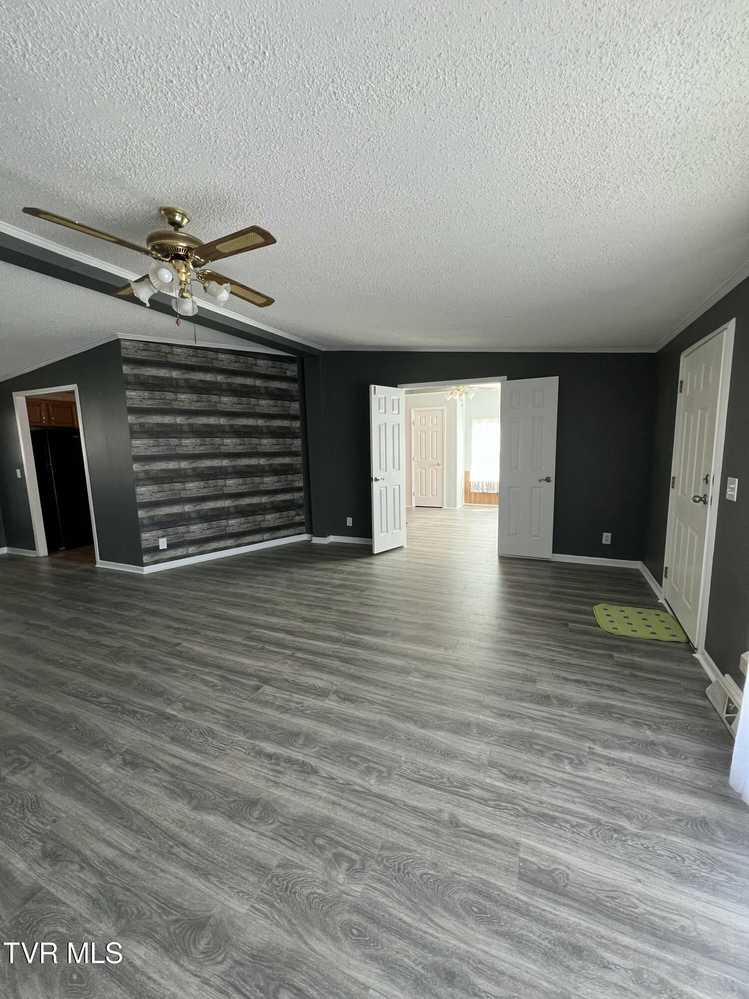 106 Jim Elliott Road Elizabethton, TN 37643 - Photo 3 of 19 IMG_1057
