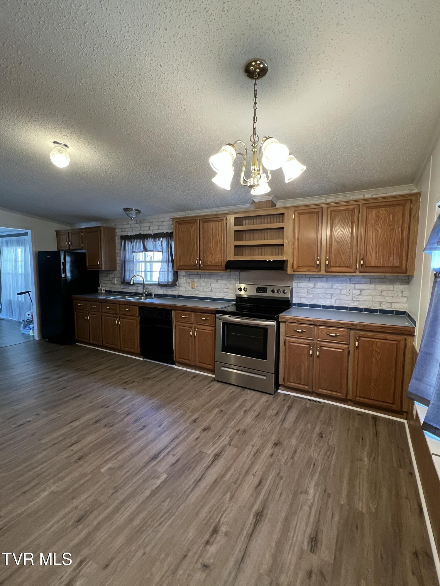 106 Jim Elliott Road Elizabethton, TN 37643 - Photo 8 of 19 IMG_1070
