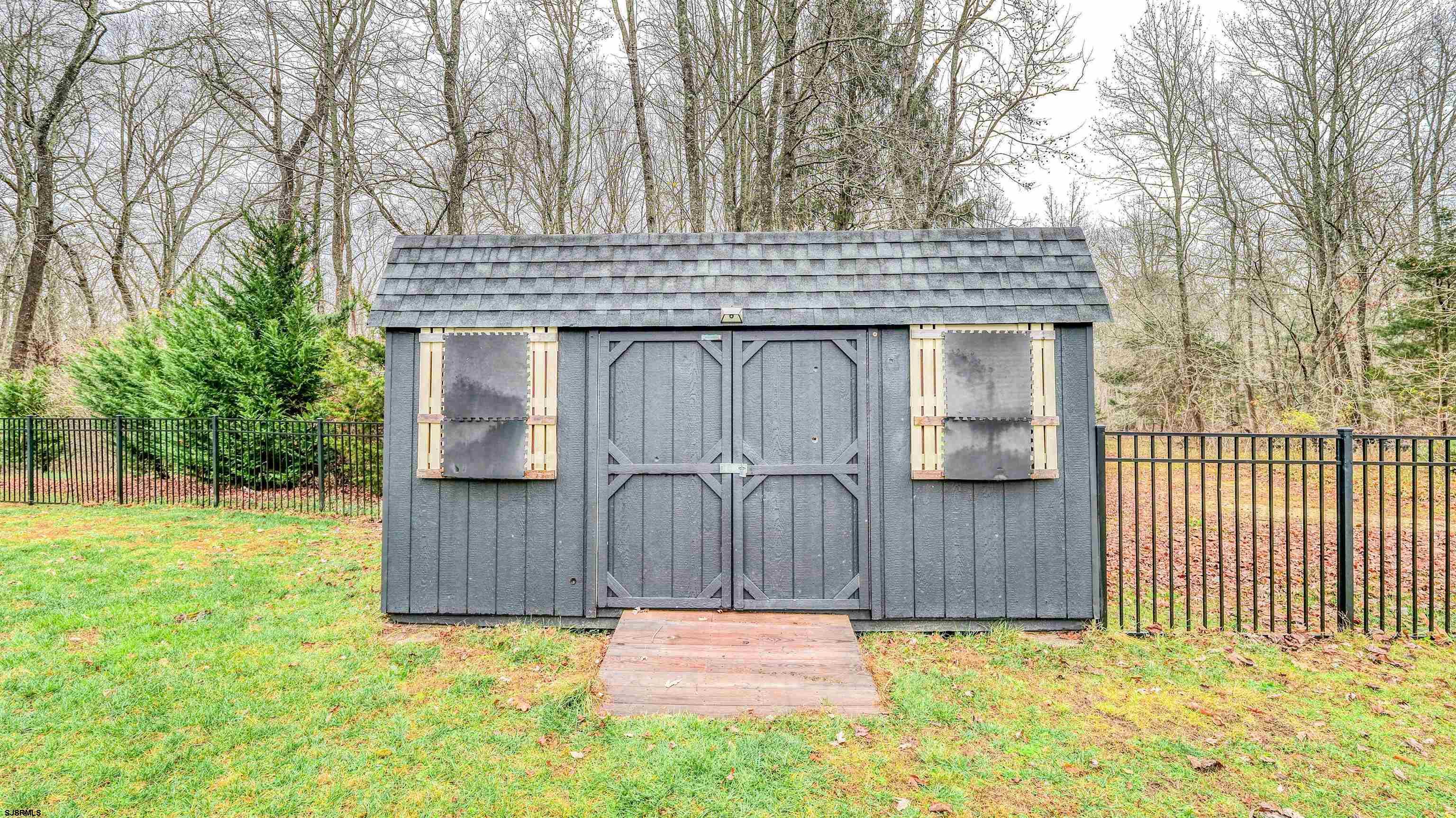 1048 Ocean Heights Avenue Egg Harbor Township, NJ 08234 - Photo 28 of 30 a backyard of a house