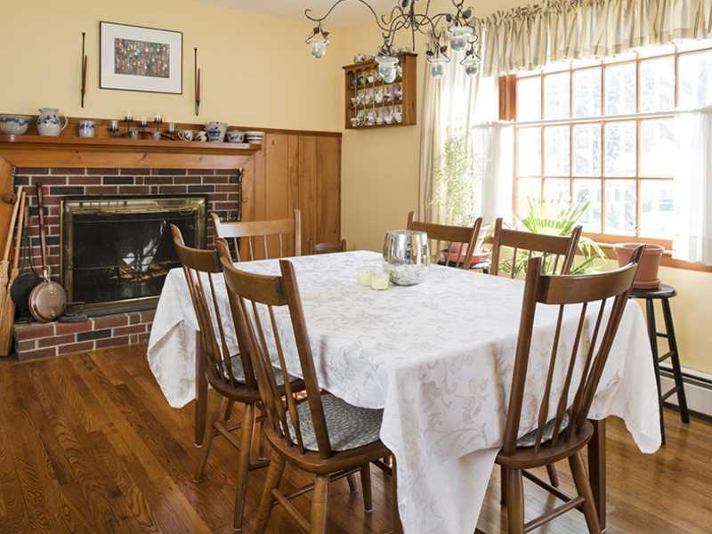 Dining Room. Diningroom with large...
