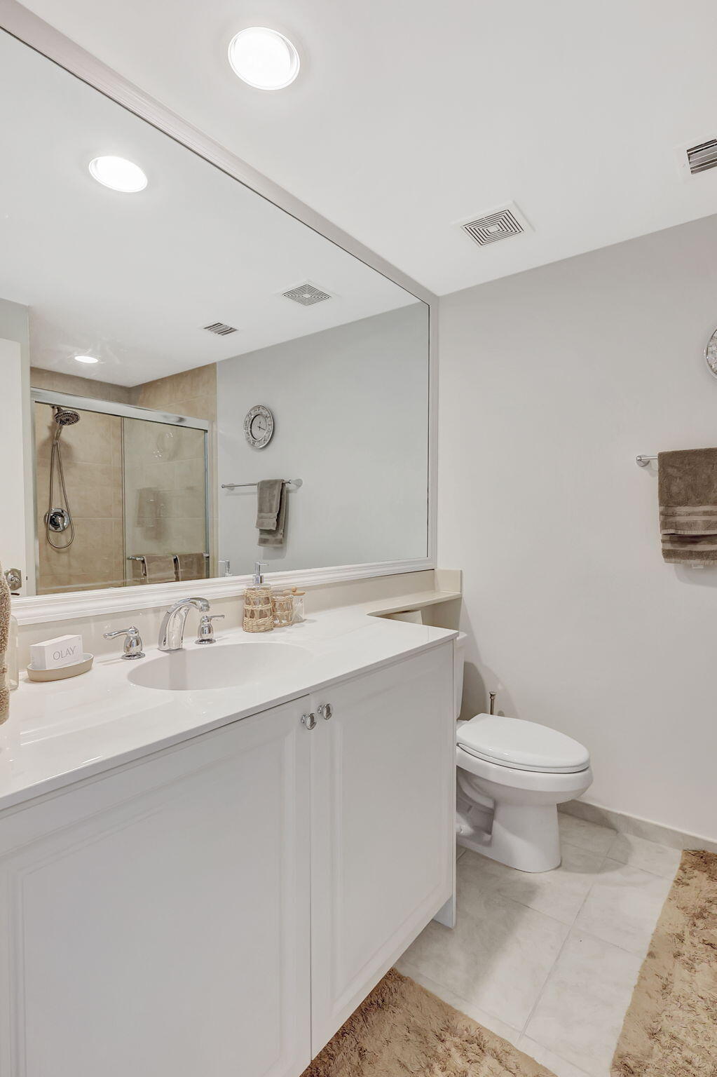 775 Northwest Flagler Avenue, Unit 401 Stuart, FL 34994 - Photo 21 of 57 Second Bathroom