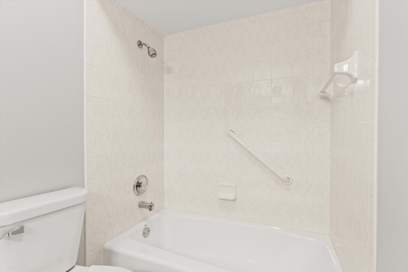 822 Eagle Creek Road Elwood, IL 60421 - Photo 29 of 41 a bathroom with a bathtub