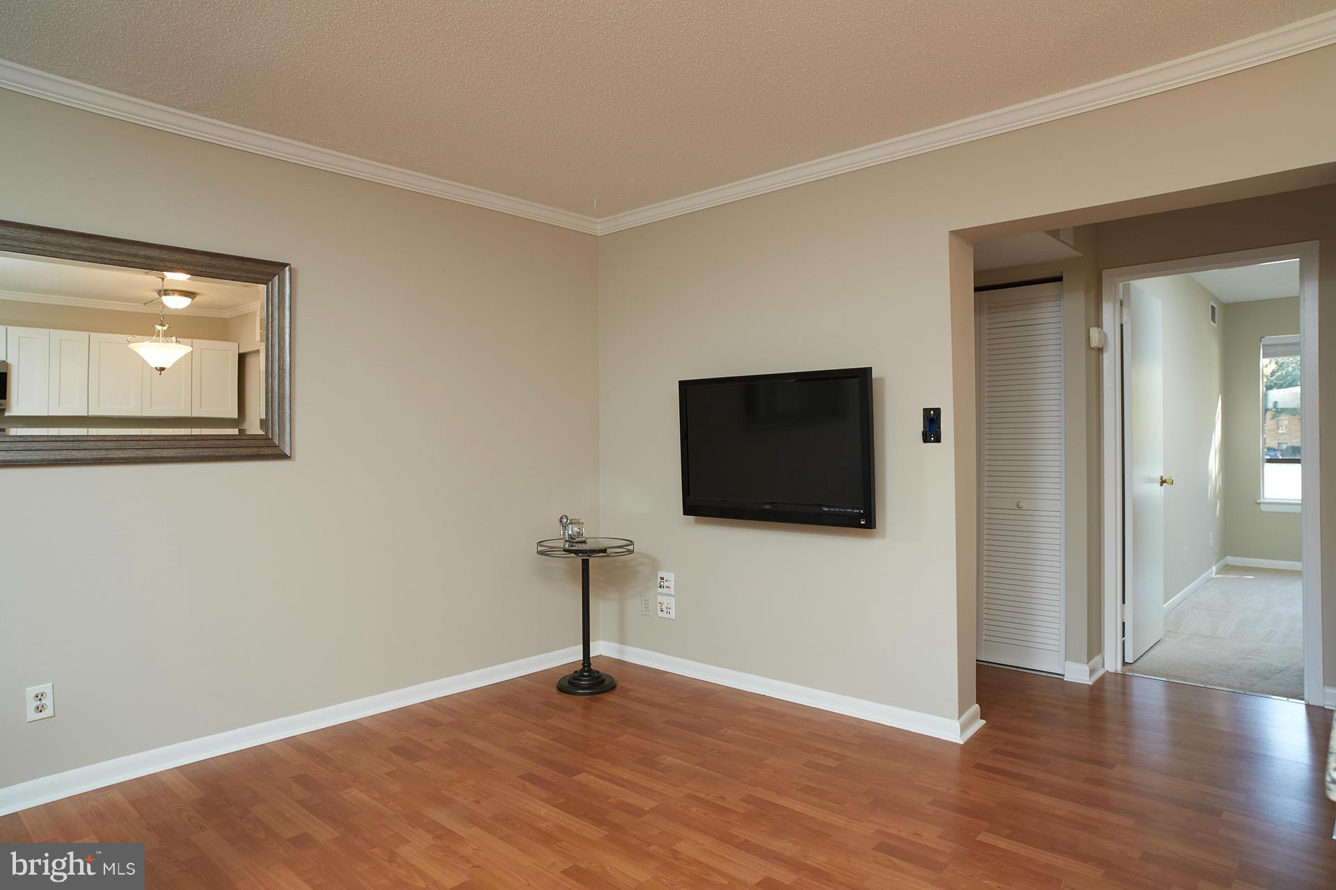 2234 Castle Rock Square, Unit 12C Reston, VA 20191 - Photo 4 of 22 Living Room