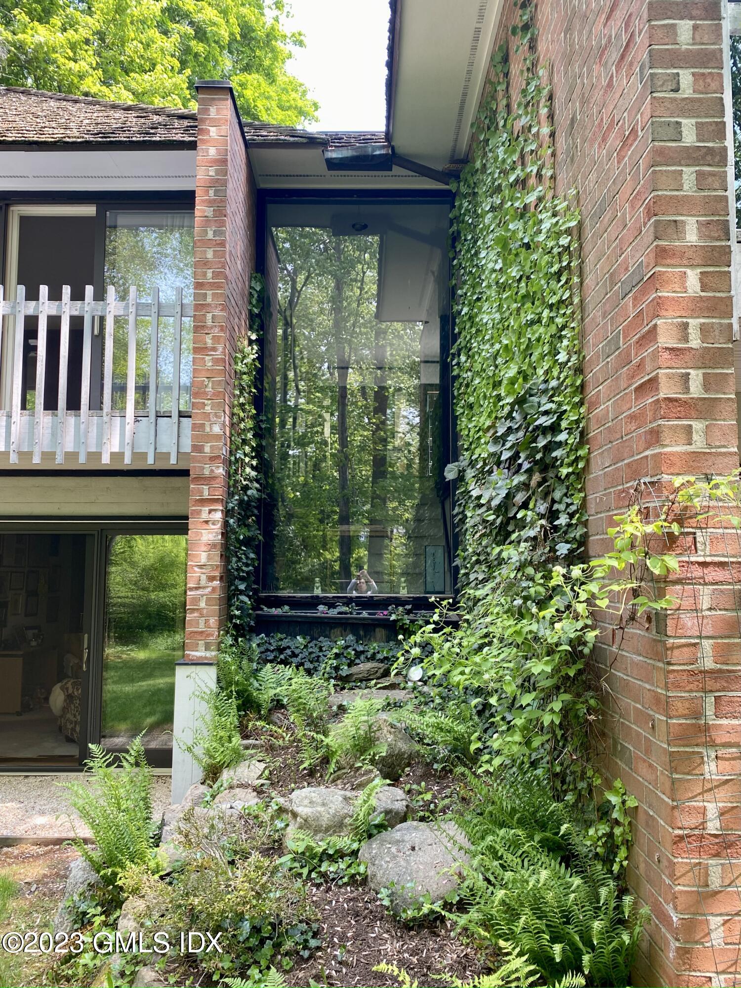 140 Round Hill Road Greenwich, CT 06831 - Photo 38 of 49 a view of a garden from a patio