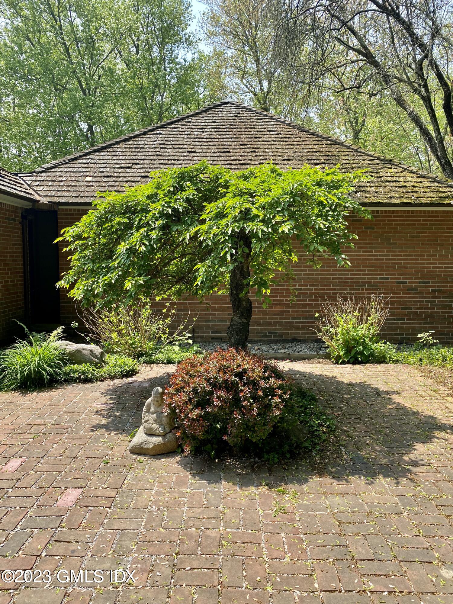 140 Round Hill Road Greenwich, CT 06831 - Photo 6 of 49 a view of a backyard with plants and a lake view