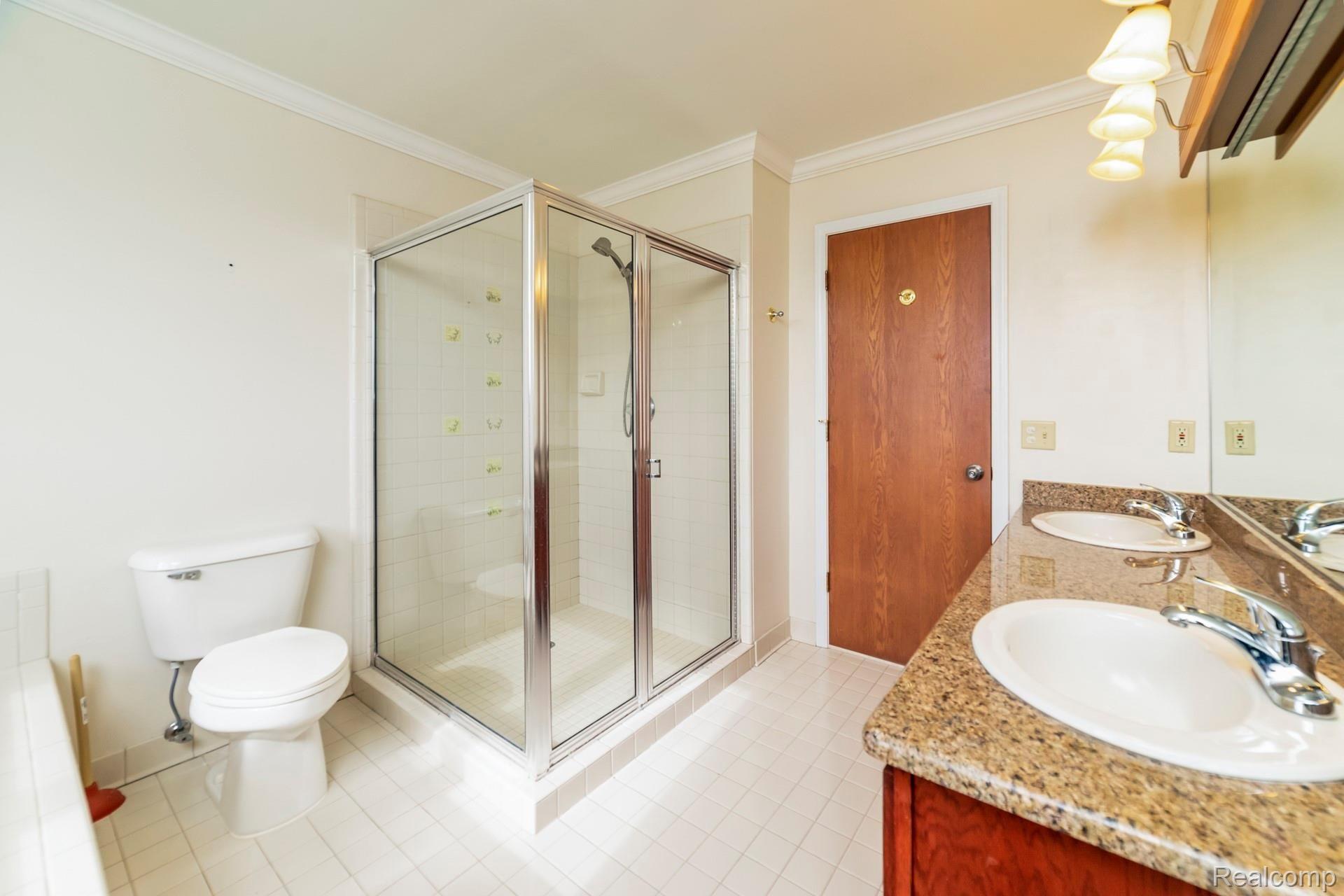 4190 Oak Tree Circle Rochester, MI 48306 - Photo 13 of 34 011-photo-master-bathroom-7059735.jpg