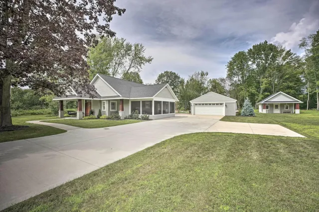 $675,000 | 6541 145th Avenue, Holland, MI 49423