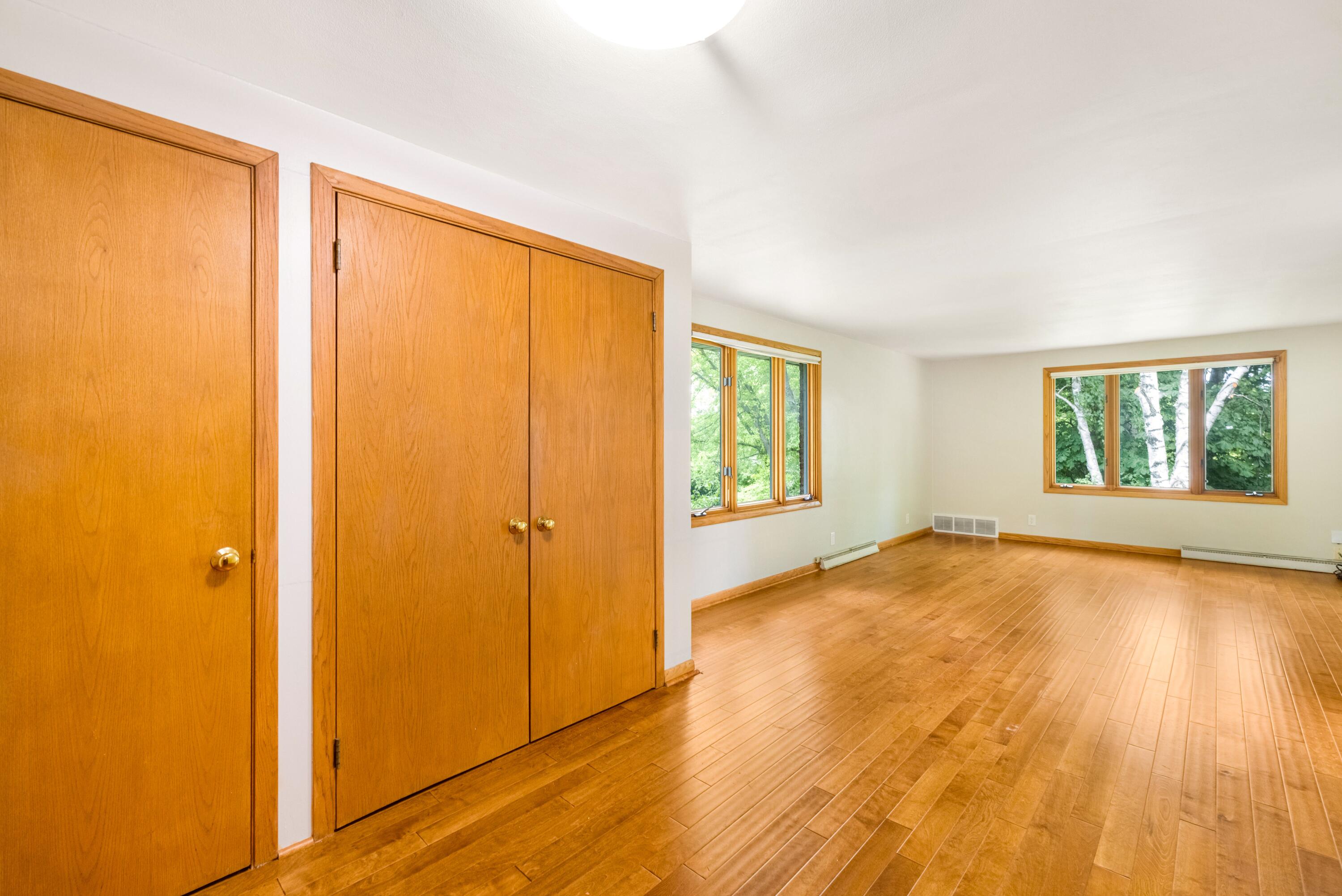 214 East Spooner Road Fox Point, WI 53217 - Photo 17 of 35 Primary Suite
